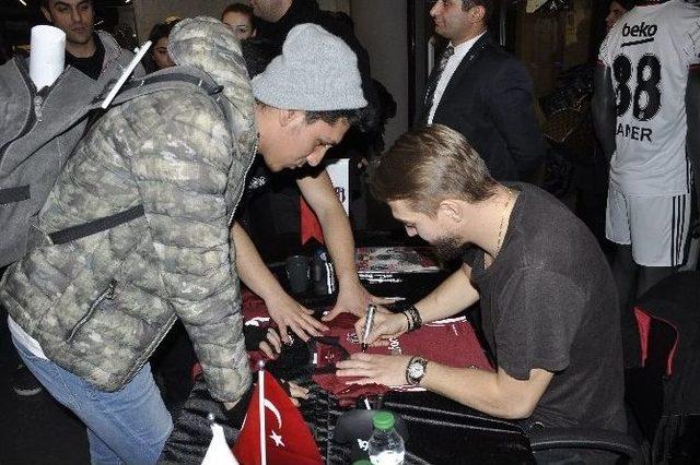 Caner Erkin: &ldquo;beşiktaş&rsquo;ta Kalmak İstiyorum&rdquo; 1