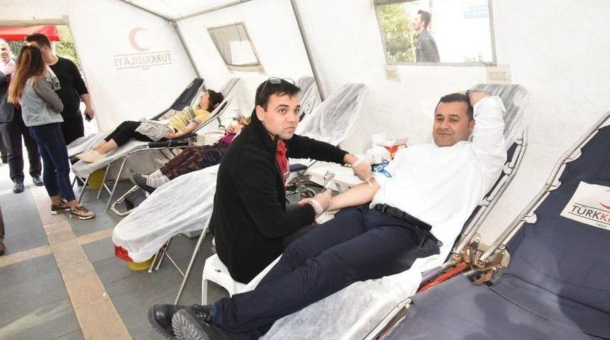 Başkan Y&uuml;cel&rsquo;den Kan Bağışına Destek