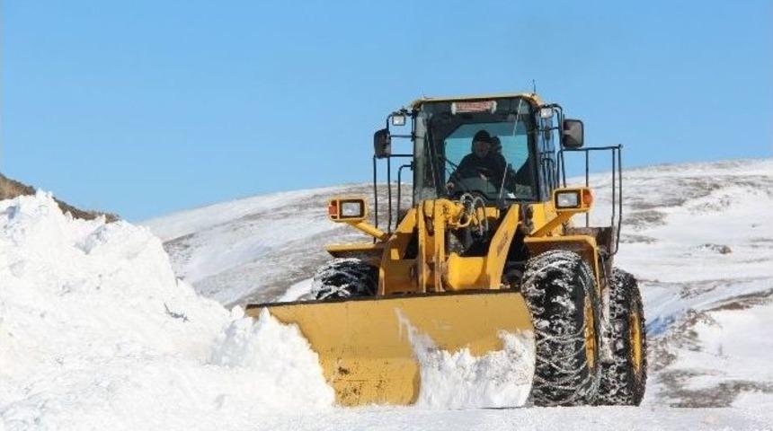 Sivas&rsquo;ta Kar K&ouml;y Yollarını Kapattı