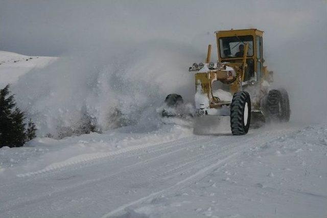 Sivas’ta Kar Köy Yollarını Kapattı