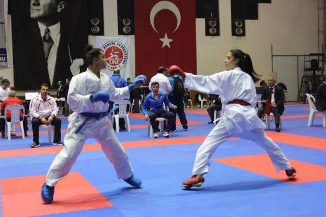 Türkiye Karate Şampiyonası Kuşadası'nda Başladı