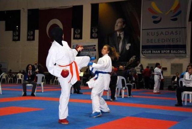 Türkiye Karate Şampiyonası Kuşadası'nda Başladı