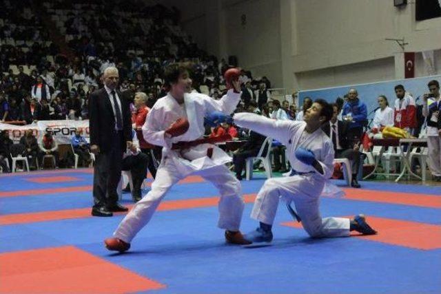 Türkiye Karate Şampiyonası Kuşadası'nda Başladı