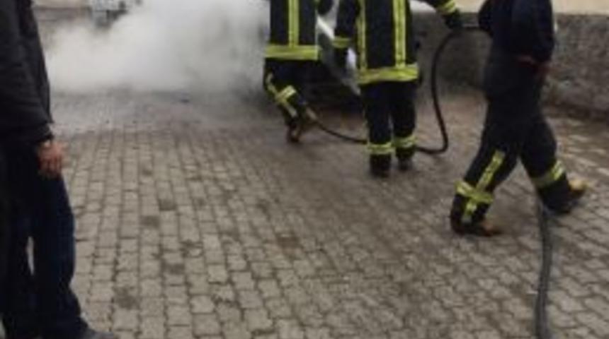 Park Halindeki Araç Alev Alev Yandı