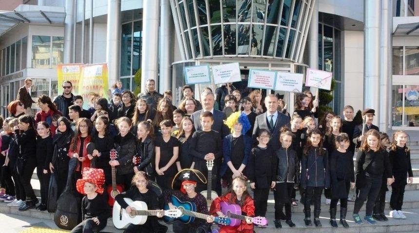 Tiyatro Okulu &Ouml;ğrencileri D&uuml;nya Tiyatro G&uuml;n&uuml;n&uuml; Kutladı