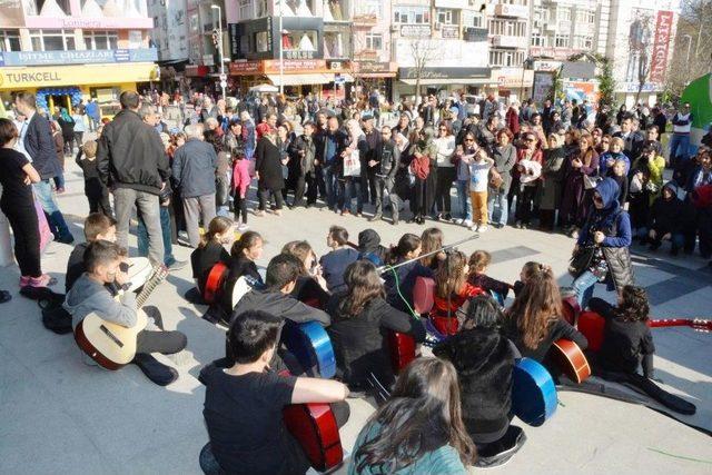 Tiyatro Okulu Öğrencileri Dünya Tiyatro Gününü Kutladı