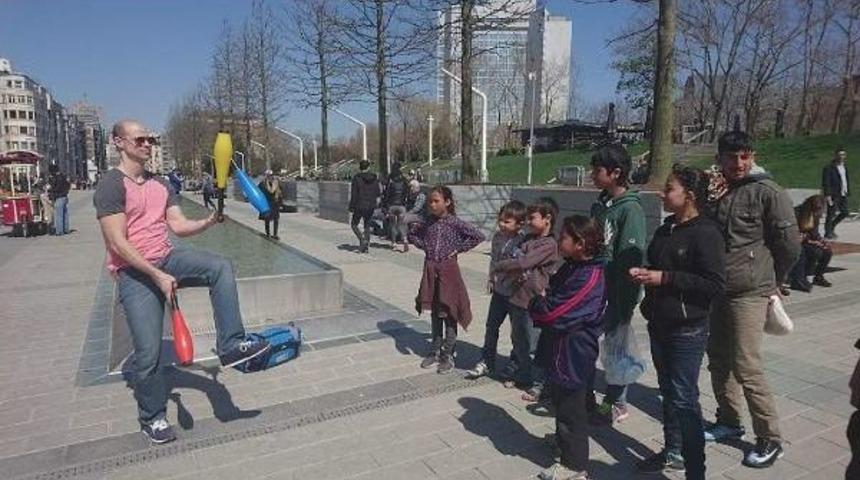 Suriyeli &Ccedil;ocukların Abd'li Jongl&ouml;re Ilgisi