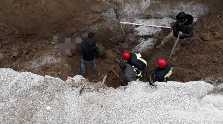 Kanalizasyon &Ccedil;alışmalarında 2 İş&ccedil;i Toprak Altında Kaldı