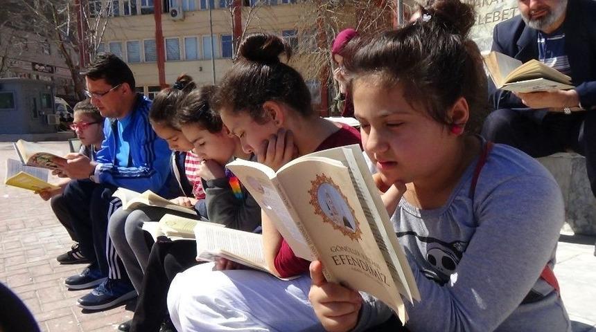 K&uuml;t&uuml;phane Haftasını Kitap Okuyarak Kutladılar