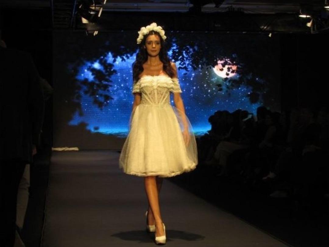 &Ccedil;eşme&rsquo;de Siyah Gelinlikle &Ccedil;ocuk Gelinlere Dikkat &Ccedil;ekildi