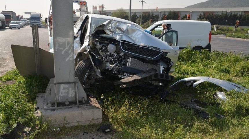 Aliağa&rsquo;da Kamyonet İle Otomobil &Ccedil;arpıştı: 2 Yaralı