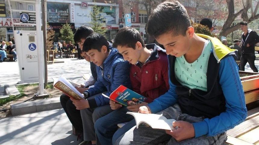 Park İ&ccedil;erisinde Kitap Okudular