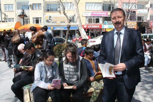 Park İçerisinde Kitap Okudular