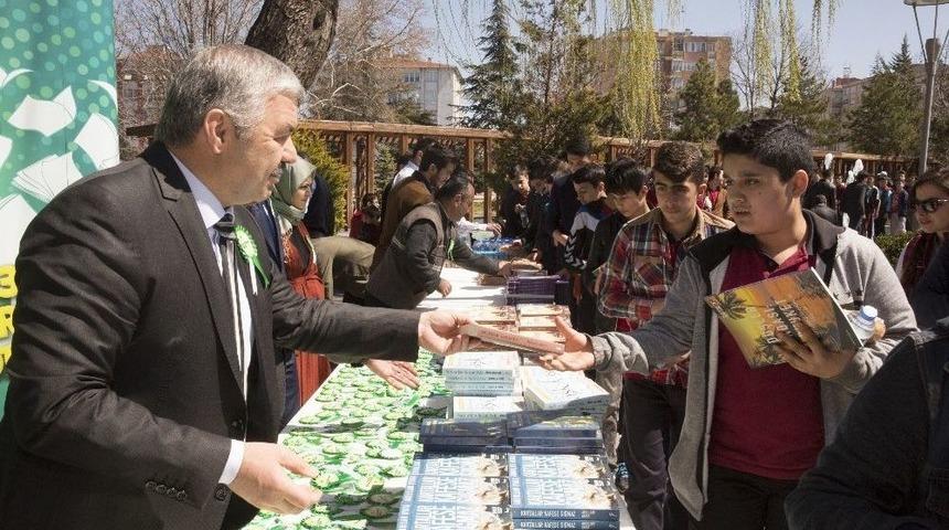 Başkan &Ccedil;elik &rsquo;kitap Bizden Okumak Sizden&rsquo; Etkinliğinde Kitap Dağıttı
