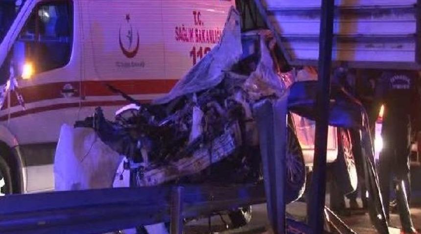 Bah&ccedil;elievler'de Trafik Kazası: 2 &Ouml;l&uuml; 2 Yaralı (1)