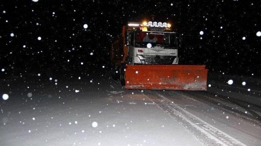 Nevşehir&rsquo;de Karayolları Ekipleri Karla M&uuml;cadele Ediyor