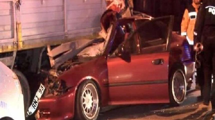 Duran Kamyonete Arkadan &Ccedil;arptı: 1 &Ouml;l&uuml;, 1 Yaralı