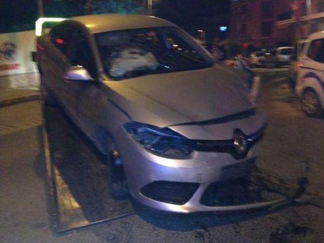 Avcılar'da Trafik Kazası: 1'i Polis, 2 Yaralı