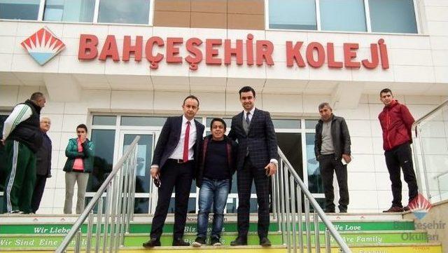 Küçük Dev Halil Mutlu, Bahçeşehir Okulları Öğrencileriyle Buluştu