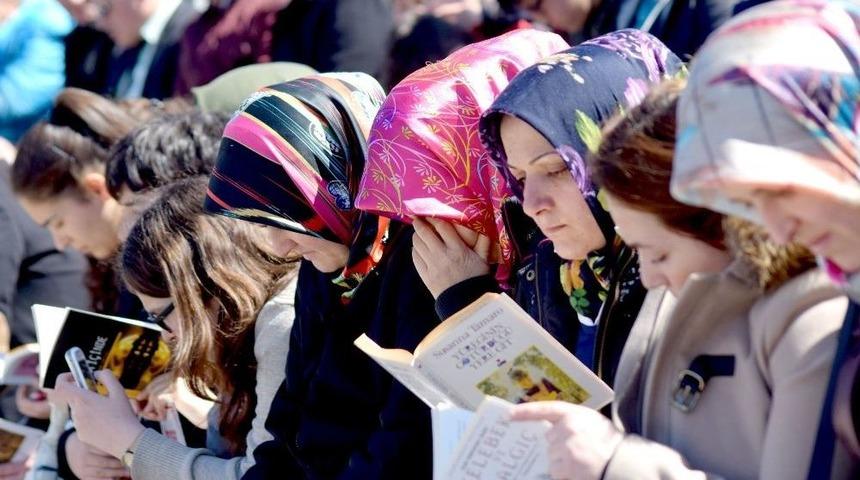 Şehir Meydanında Toplanıp Kitap Okudular