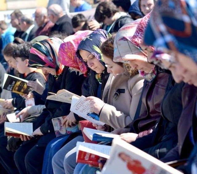 Şehir Meydanında Toplanıp Kitap Okudular