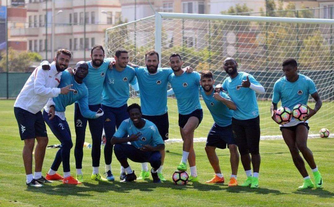 Efecan Karaca: "desteğe &Ccedil;ok İhtiyacımız Var"