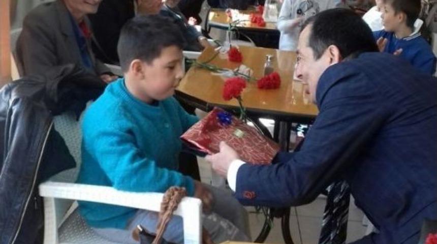 Huzurevinde K&uuml;t&uuml;phane Etkinliği