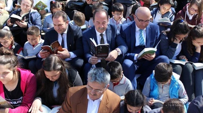 Edirne&rsquo;de Caddede Kitap Okudular