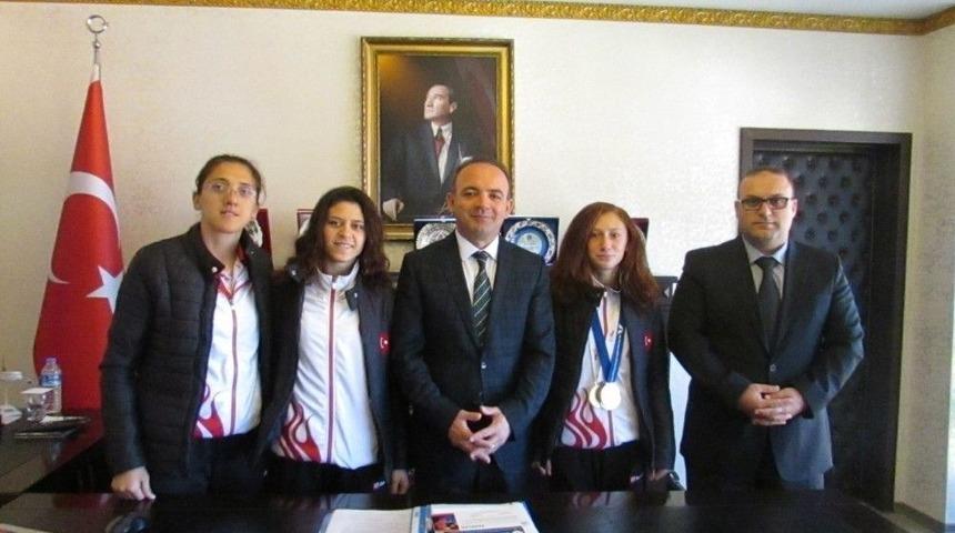 Kaymakam &Ouml;ner Başarılı Sporcuları &Ouml;d&uuml;llendirdi