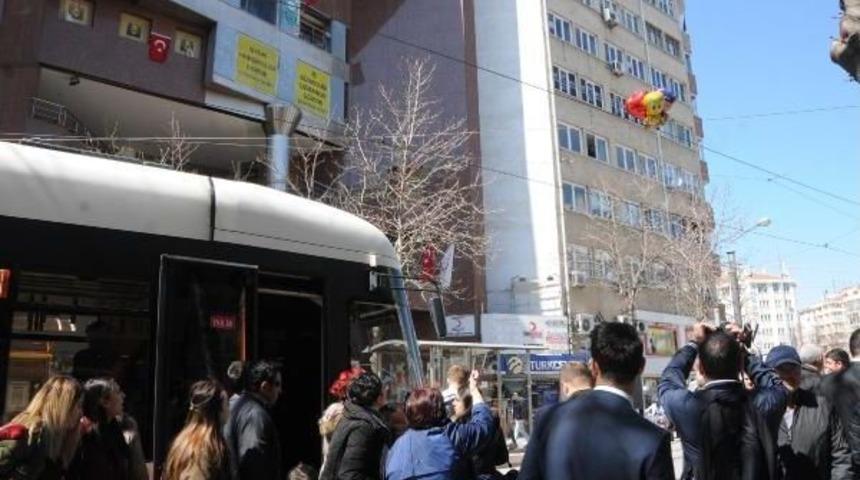 Eskişehir'de Tellere Takılan Balonlar Nedeniyle Tramvay Seferleri Durdu