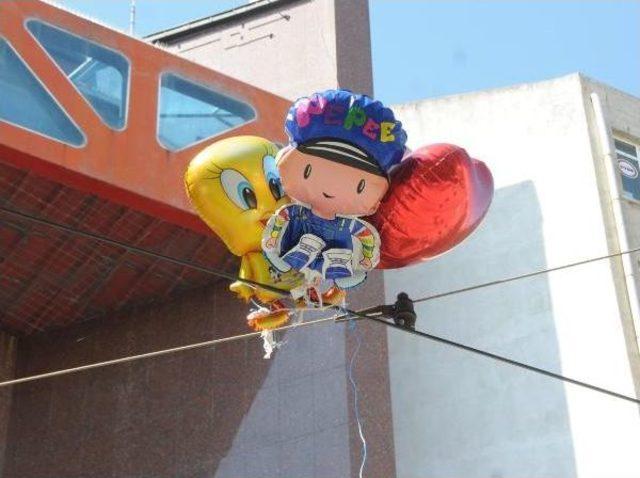 Eskişehir'de Tellere Takılan Balonlar Nedeniyle Tramvay Seferleri Durdu
