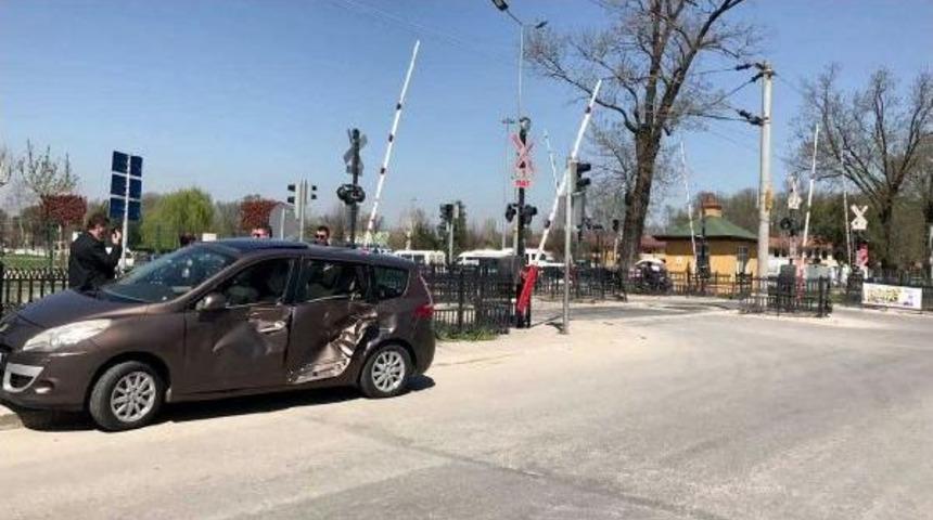 Hemzemin Ge&ccedil;itte Otomobile &Ccedil;arptı
