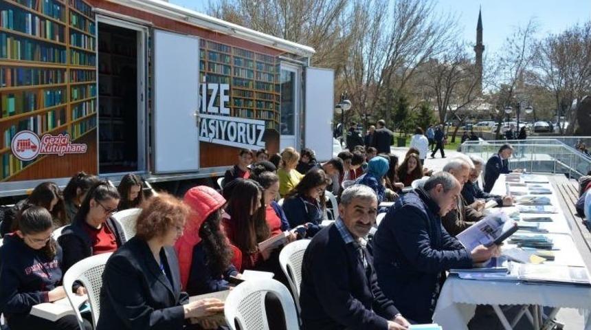 Kitap Okumaya Dikkat &Ccedil;ekmek İ&ccedil;in Sessiz Okuma Etkinliği D&uuml;zenlendi