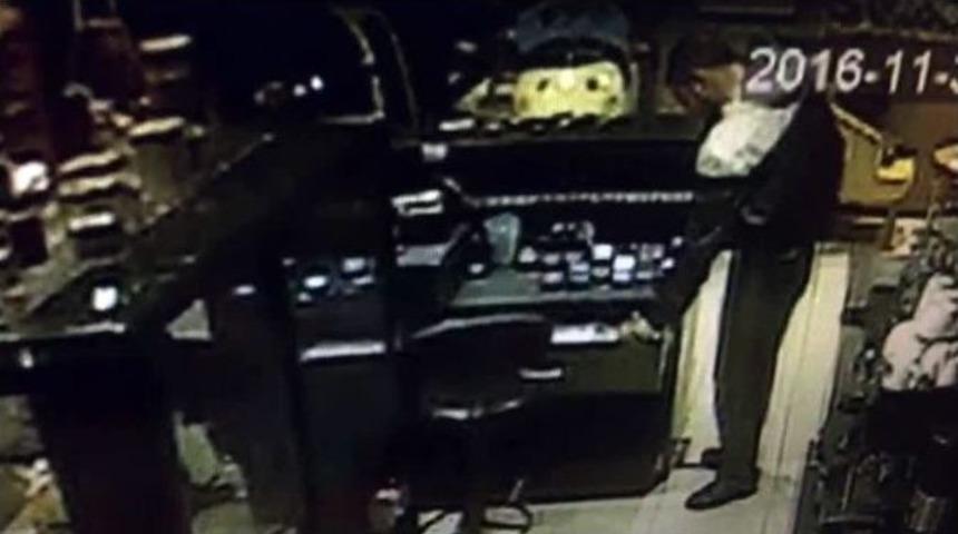 (&ouml;zel) Lokantaya Giren Hırsızı Temizlik Fır&ccedil;ası İle Kovaladı