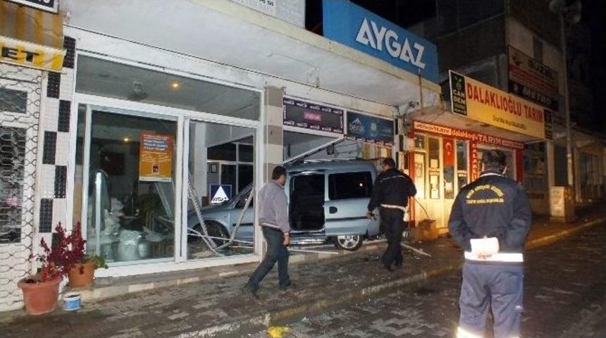 Kontrolden &Ccedil;ıkan Ara&ccedil; T&uuml;p&ccedil;&uuml; D&uuml;kkanına Girdi