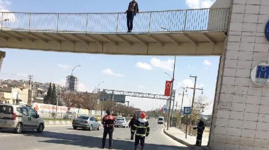 &Uuml;st Ge&ccedil;itten Atlayınca Yaralandı