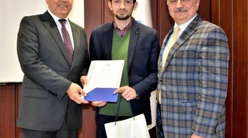 Rekt&ouml;r Sait Bilgi&ccedil; Om&uuml; Birincilerini Kutladı