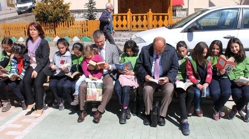 Şavşat Kaymakamı &Ouml;ğrencilerle Sokakta Kitap Okudu