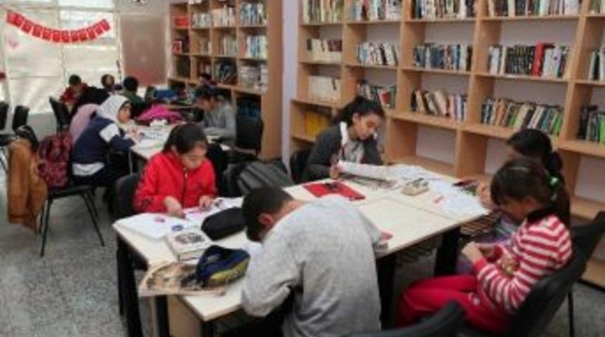 Bayraklı Kütüphanelerinde Yok Yok