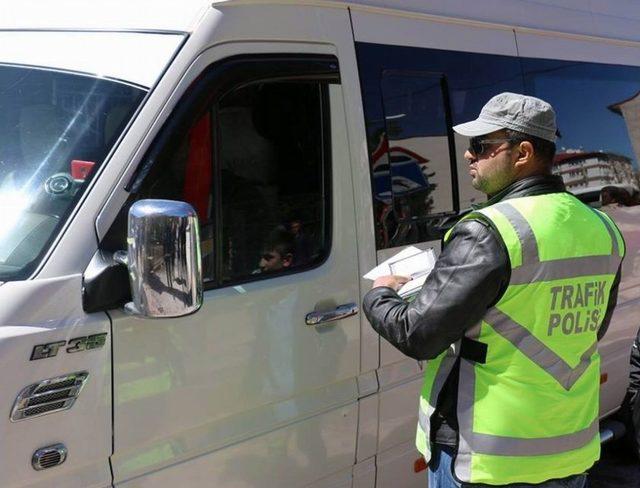 Sivas Polisi Okul Önlerinde Göz Açtırmıyor