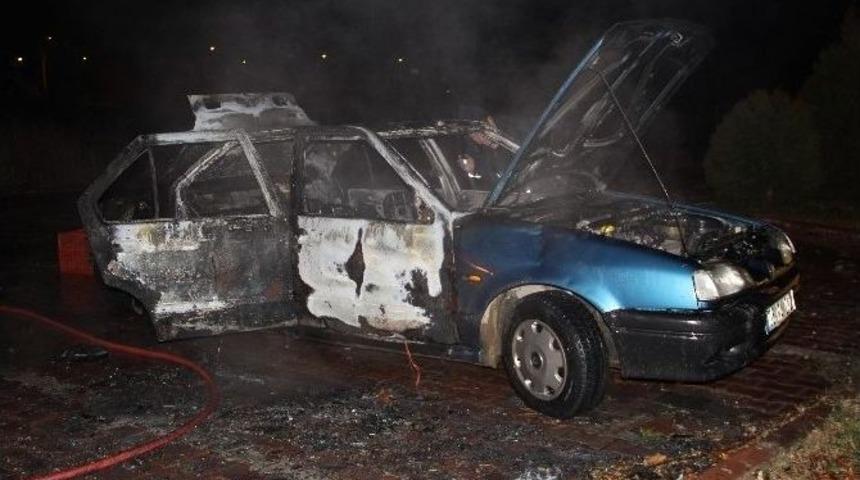 Park Halindeki Otomobil Alev Alev Yandı