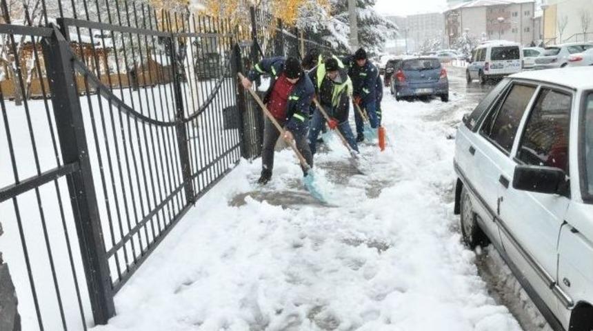 Paland&ouml;ken Belediyesi Karla M&uuml;cadeleye Başladı