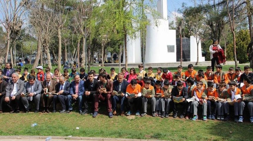 Kitabını Alan Parka Koştu