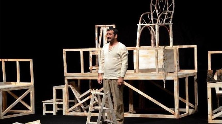 Boz&uuml;y&uuml;k Tiyatro G&uuml;nlerinde &ldquo;bir Delinin Hatıra Defteri&rdquo; Oyunu Sahnelendi