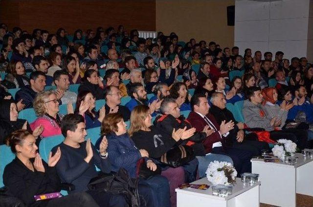 Boz&uuml;y&uuml;k Tiyatro G&uuml;nlerinde &ldquo;bir Delinin Hatıra Defteri&rdquo; Oyunu Sahnelendi 2