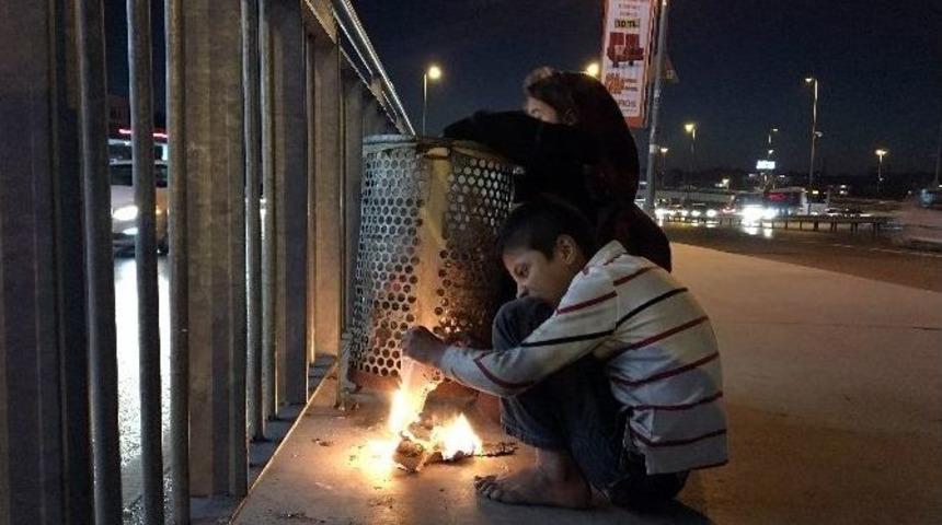 (&ouml;zel Haber) Sokakta Kalan Suriyeli &Ccedil;ocukların Soğukla M&uuml;cadelesi Y&uuml;rekleri Burktu