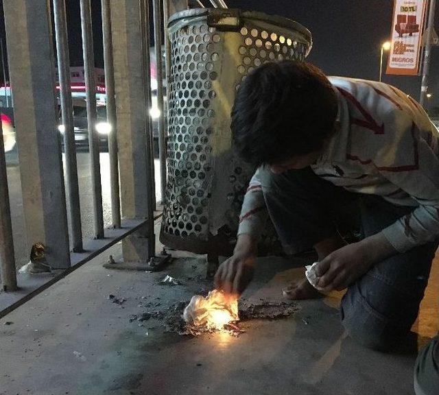 (&ouml;zel Haber) Sokakta Kalan Suriyeli &Ccedil;ocukların Soğukla M&uuml;cadelesi Y&uuml;rekleri Burktu 1