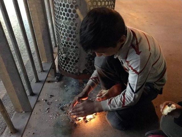 (&ouml;zel Haber) Sokakta Kalan Suriyeli &Ccedil;ocukların Soğukla M&uuml;cadelesi Y&uuml;rekleri Burktu 2