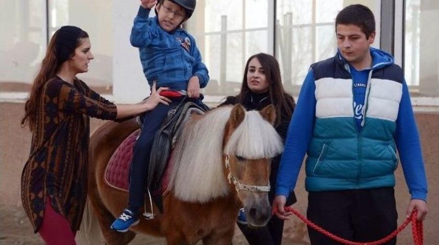 K&uuml;&ccedil;&uuml;k Talha Engelleri &rsquo;atlı&rsquo; Terapiyle Aşıyor