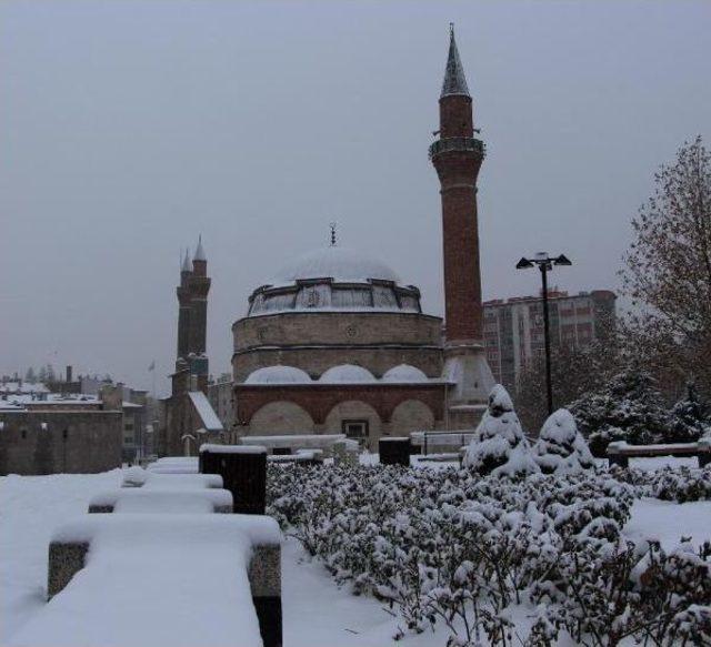 Sivas'ta 296 Köy Yolu Kardan Kapandı